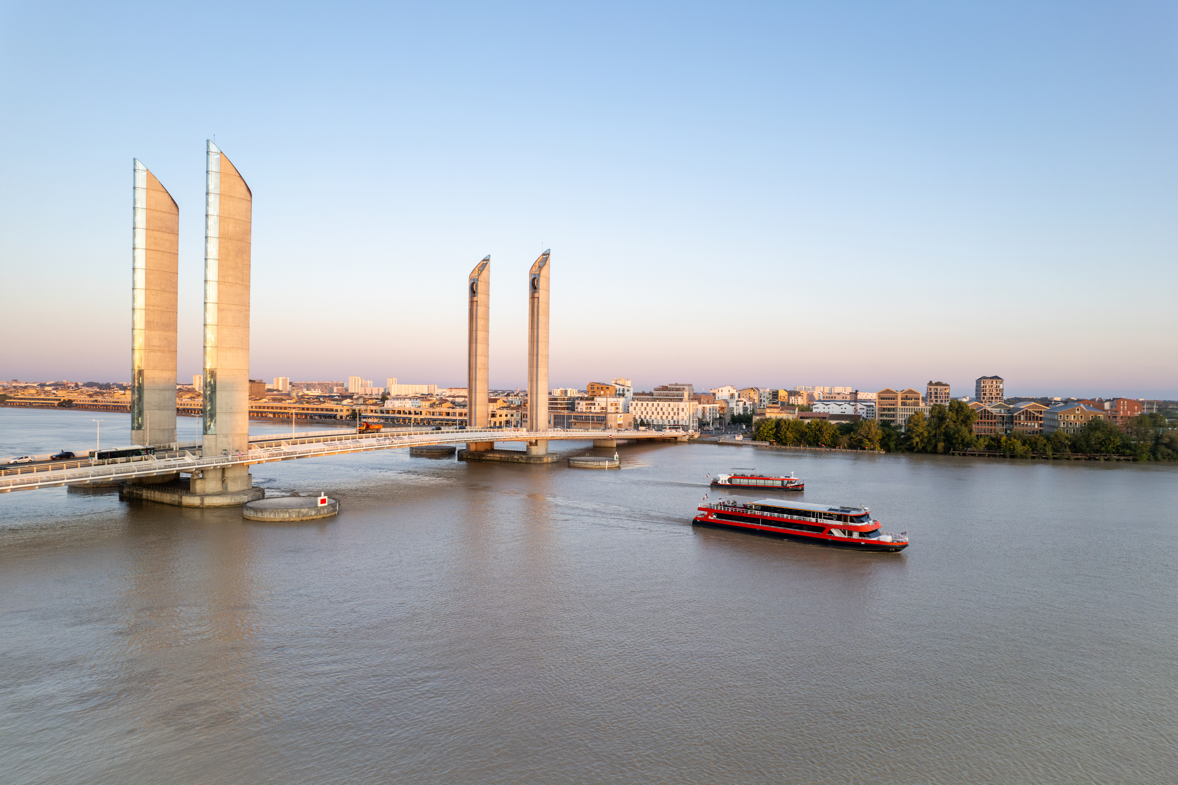Bateau restaurant sur la Garonne (pont Chaban Delmas à Bordeaux)