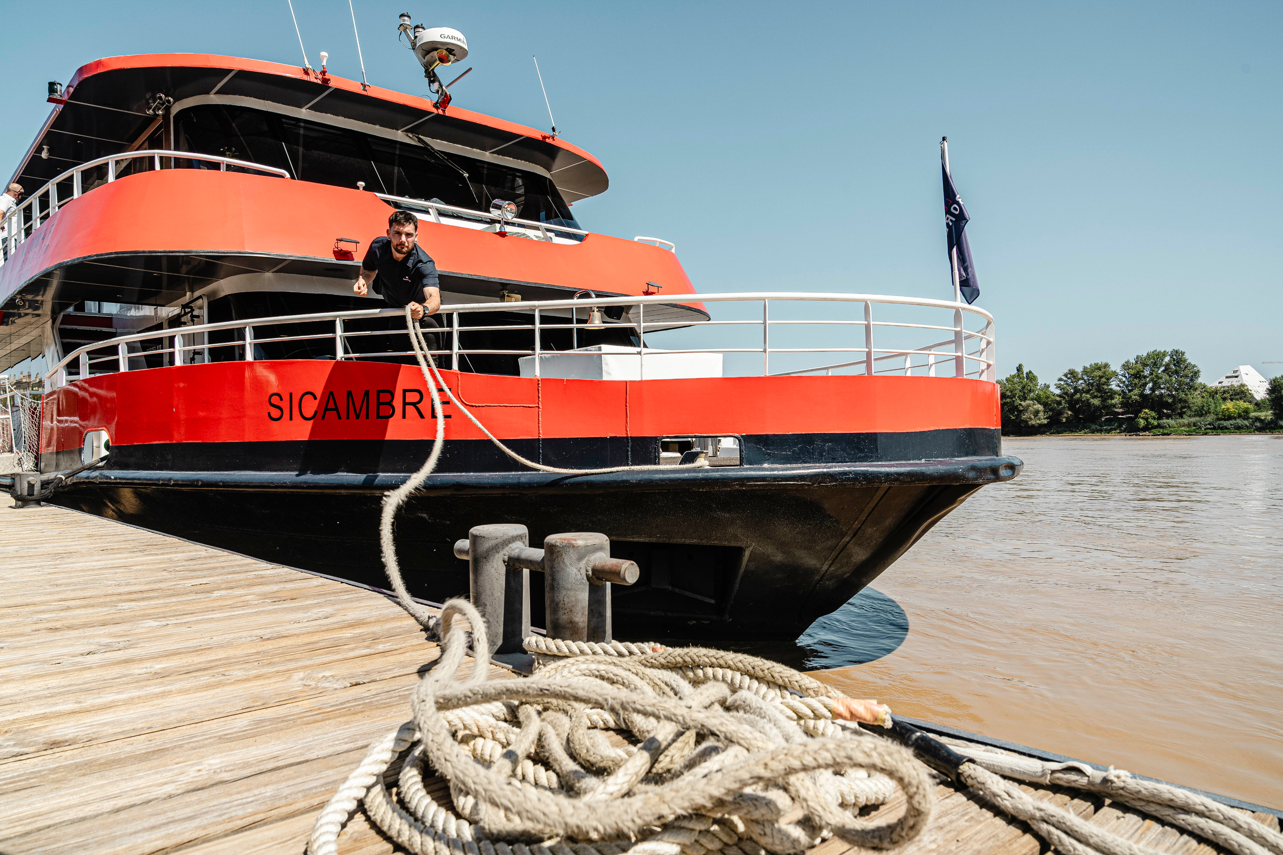 Bateau sicambre au ponton