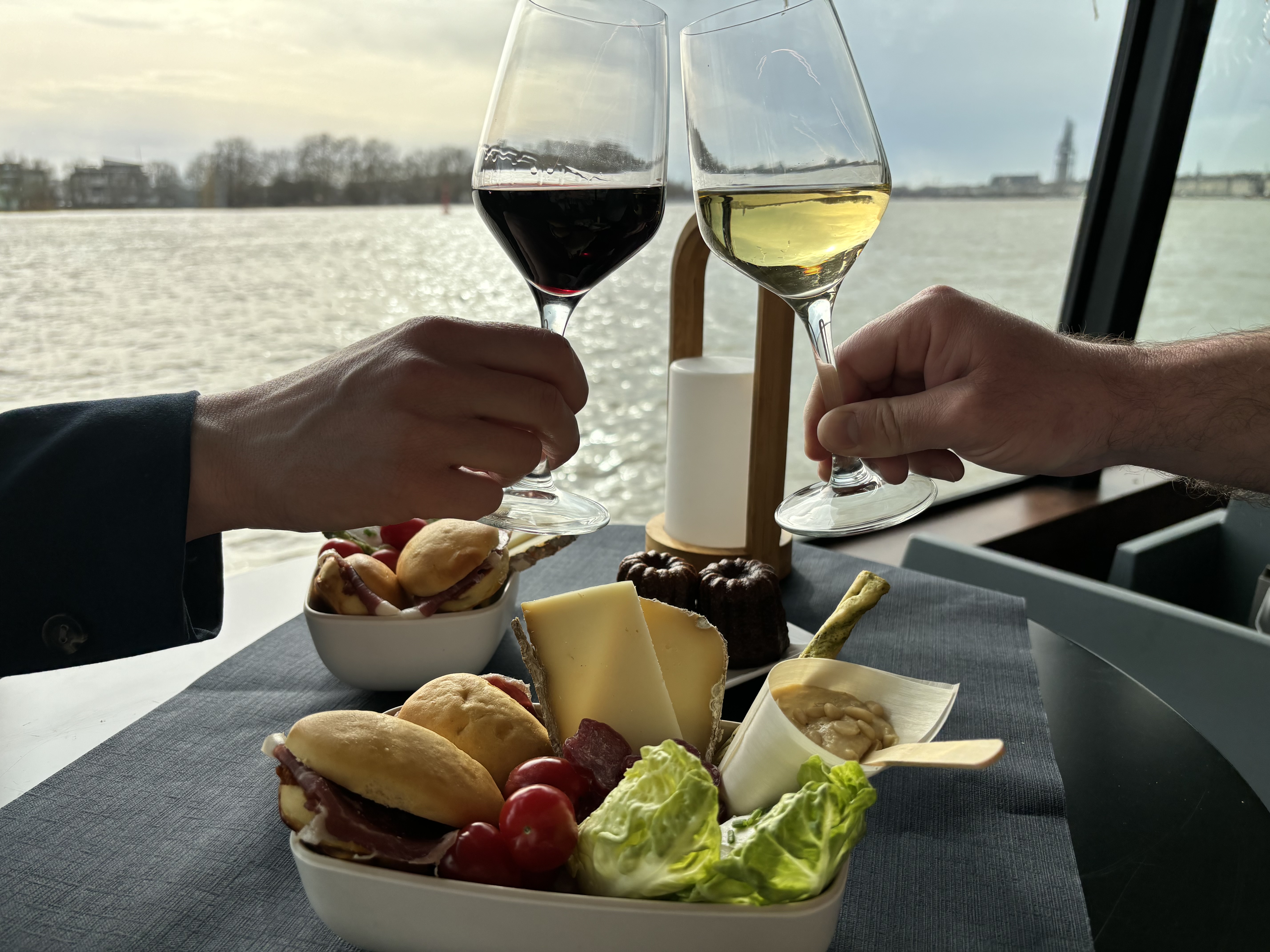 Croisière Apéro à Bordeaux - verres de vin rouge et blanc