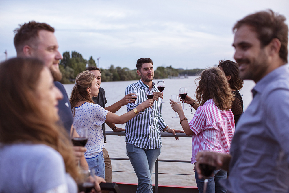 Croisière Apéro à Bordeaux - discussion entre amis