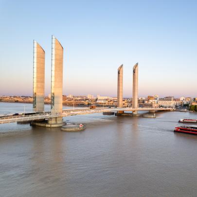 Bateau restaurant sur la Garonne (pont Chaban Delmas à Bordeaux)