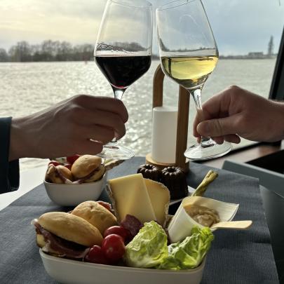 Croisière Apéro à Bordeaux - verres de vin rouge et blanc