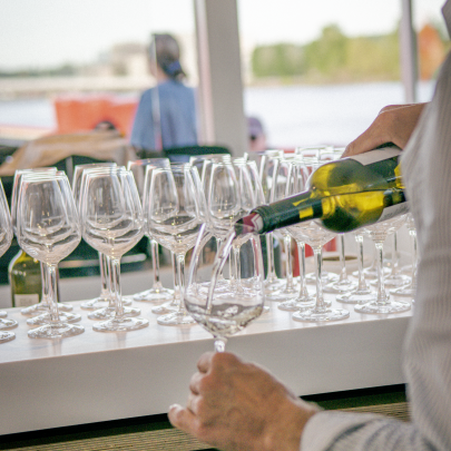 Croisière Apéro à Bordeaux - service de verres de vin