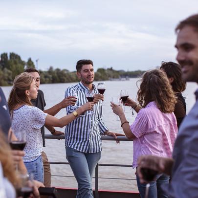 Croisière Apéro à Bordeaux - discussion entre amis
