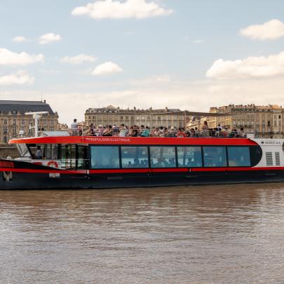 Sirius devant la place de la Bourse à Bordeaux