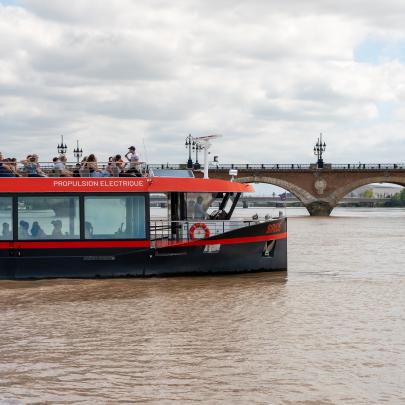 Sirius devant le pont de Pierre à Bordeaux