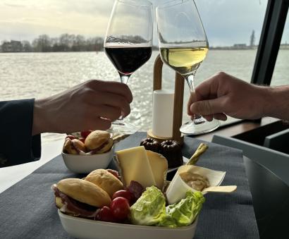 Croisière Apéro à Bordeaux - verres de vin rouge et blanc