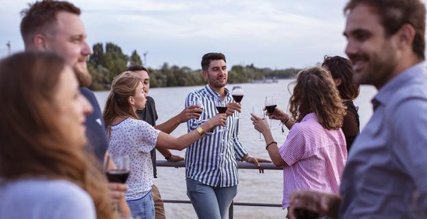 Croisière Apéro à Bordeaux - discussion entre amis