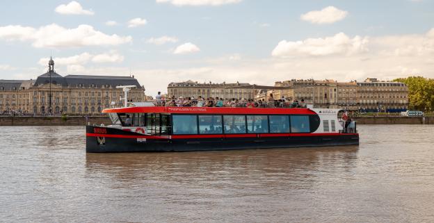 Sirius devant la place de la Bourse à Bordeaux