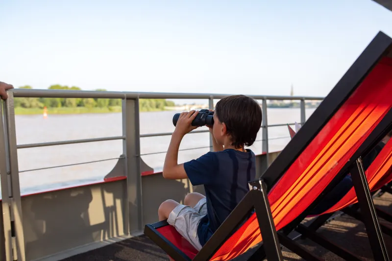 Enfant sur le bateau restaurant Sicambre à Bordeaux