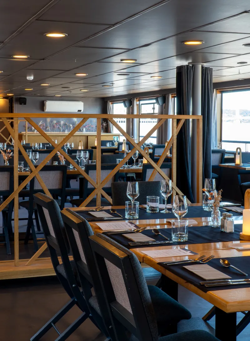 Salle du bateau restaurant