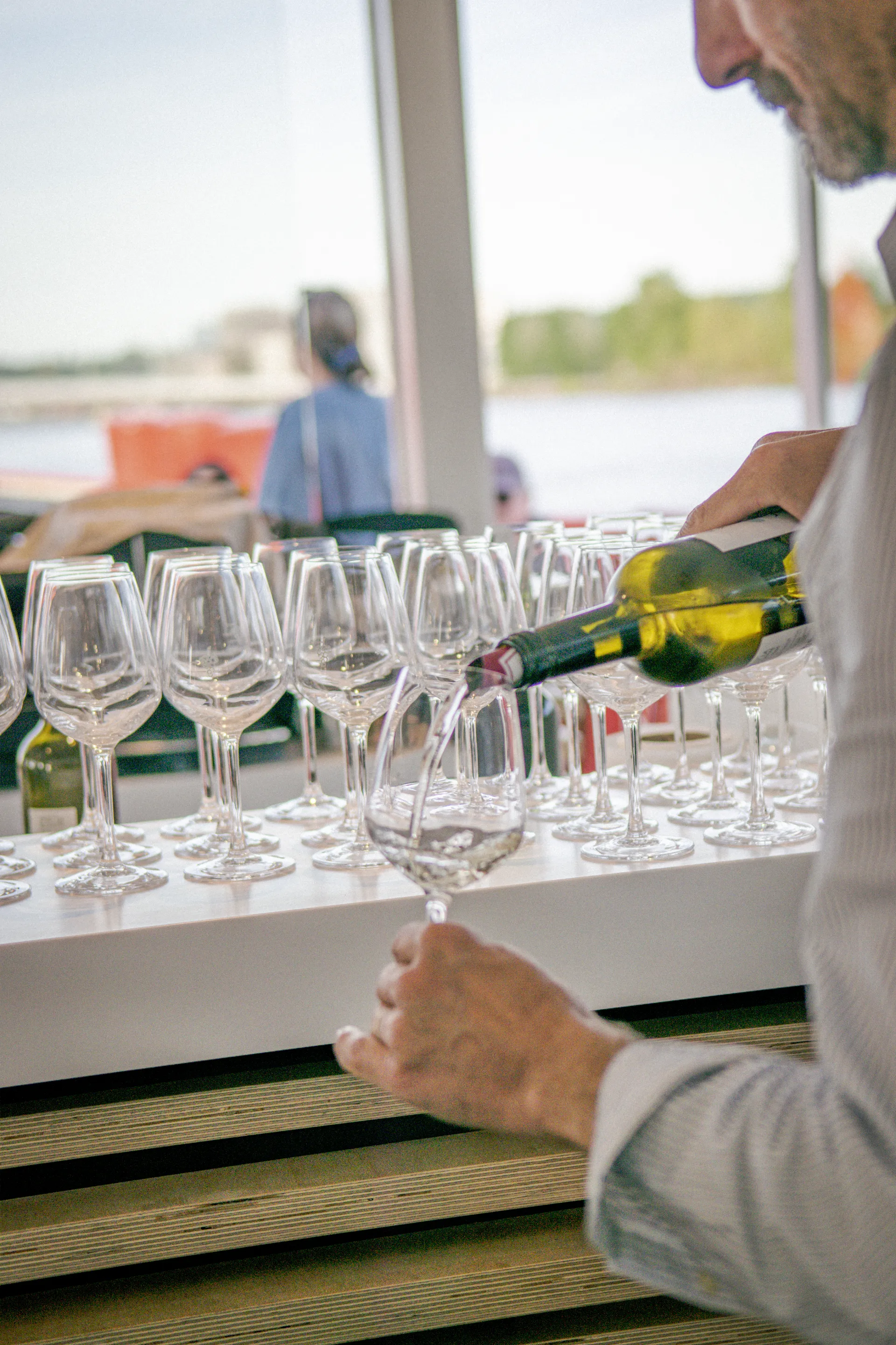 Croisière Apéro à Bordeaux - service de verres de vin