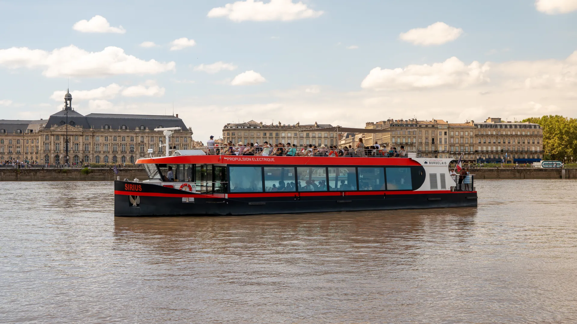 Sirius devant la place de la Bourse à Bordeaux