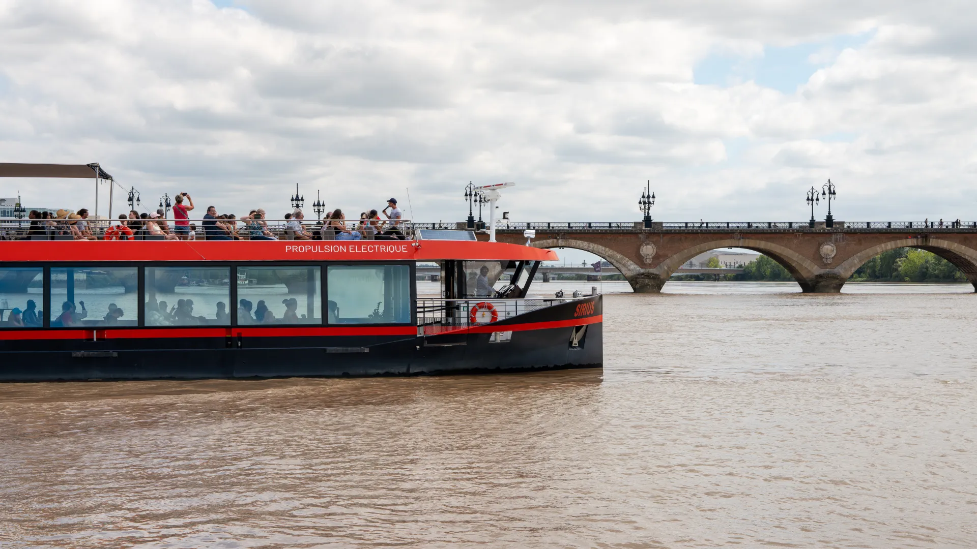 Sirius devant le pont de Pierre à Bordeaux