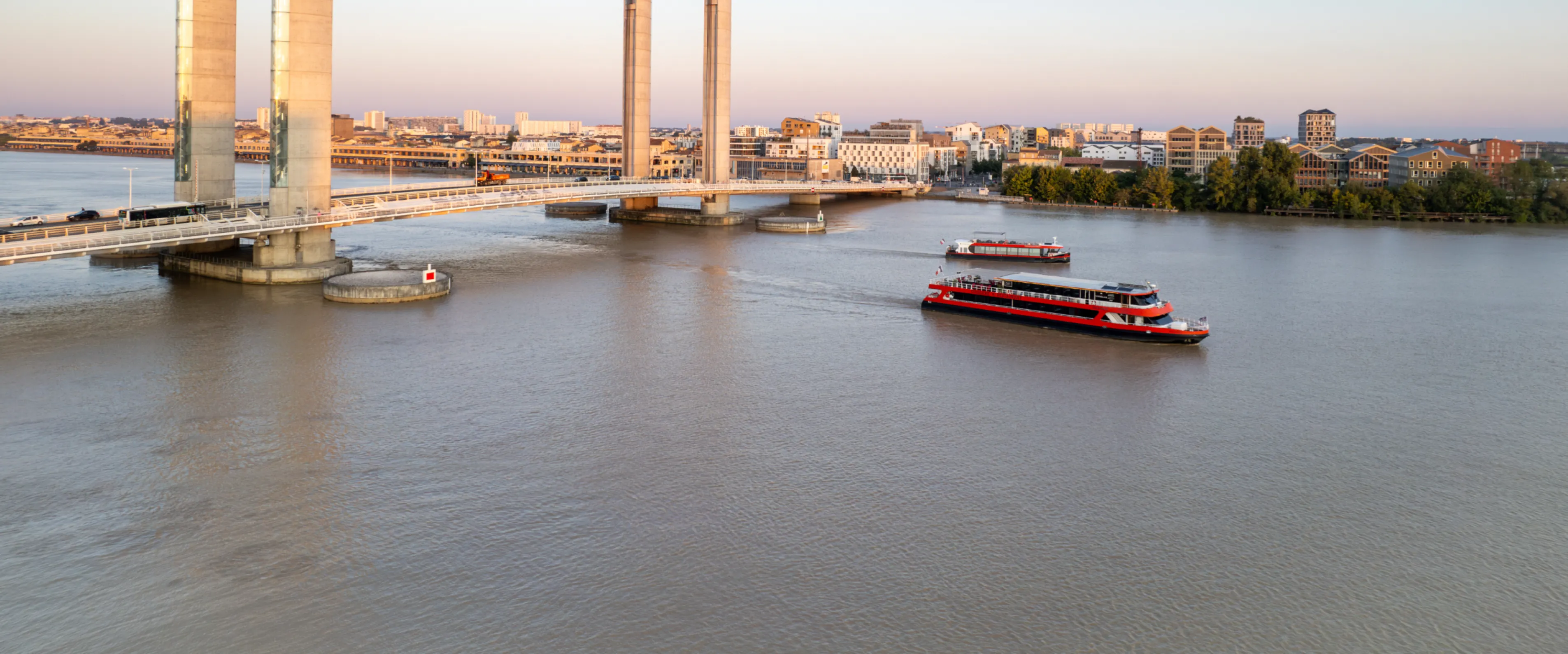 Bateau restaurant sur la Garonne (pont Chaban Delmas à Bordeaux)
