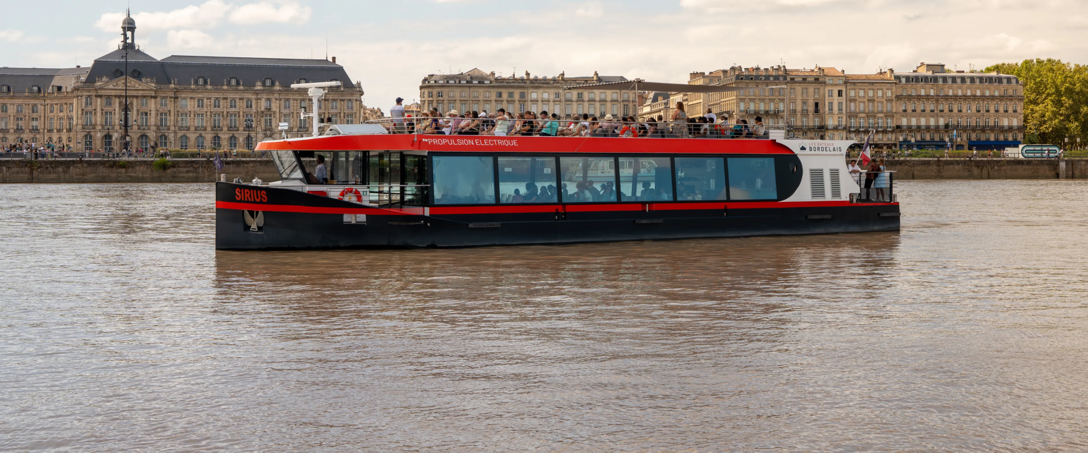 Sirius devant la place de la Bourse à Bordeaux